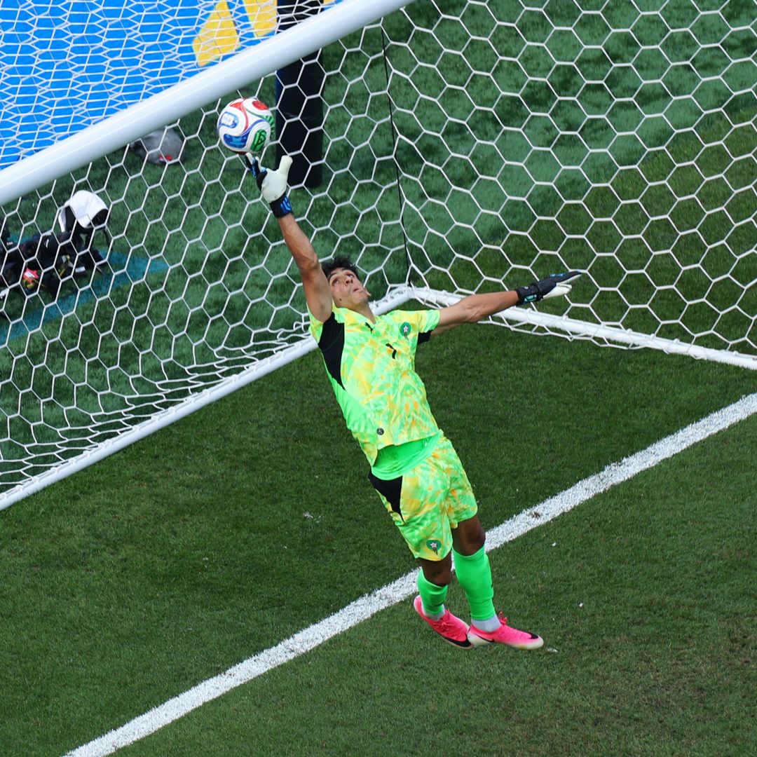 Yassine Bounou de Marruecos en acción mientras Lucas Digne de Francia dispara a portería. Foto: Reuters